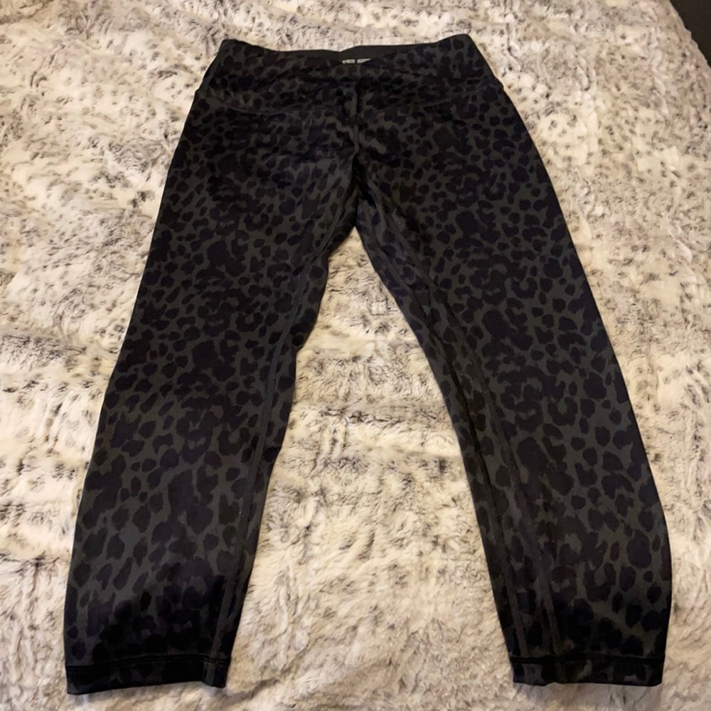 Victoria Secret, Black leopard, Flow On Point Crossover Waistband Legging.